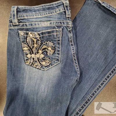 Pair of Miss Me Jeans, 31
This pair of jeans is size 31, has only been worn a couple of times!!
Size: 31