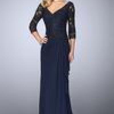 La Femme Laced V-Neck Navy Blue Dress,8
A lovely jewel accent details flow over this gorgeous dress. A stunning and lovely dress with a...