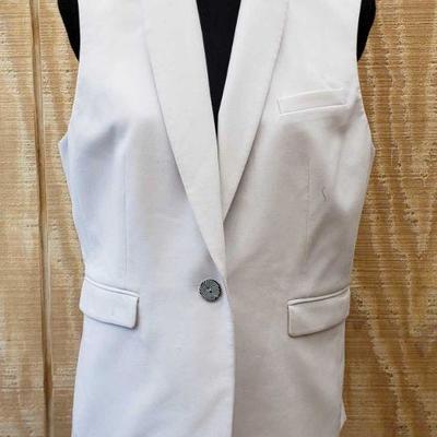 
White One Button Vest,
This vest is a one button vest,it is in good condition!
No tag to indicate size or brand