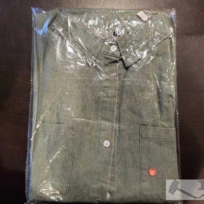 Green Button up, M
This green button up is a size medium. It is beautiful, in great condition. The package has been opened but never...