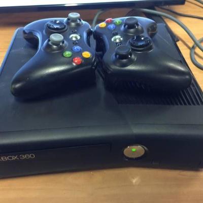 XBOX 360 with 2 Controllers and 8 Games..