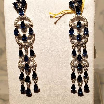 14kt white gold Sapphire and diamond dangle earrings
Total Estimated Retail Value: $ 10,250.00
Minimum Reserved Bid: $1,250.00
