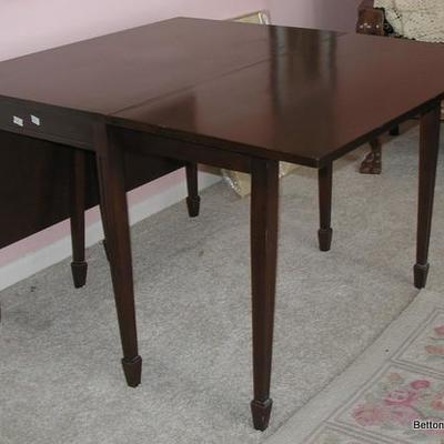 Federal Style Mahogany Gateleg table