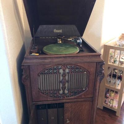 Working and in great condition - some wear expected for age. 1920â€™s Brunswick with a bunch of records extra needles . Sounds fabulous ! 