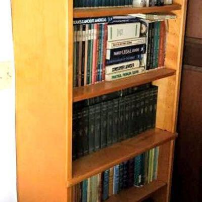 KFF026 Wooden Bookshelf and Books