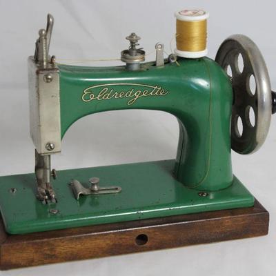 â€œEldredgetteâ€ Manufactured by National Sewing Machine Co. â€œJust Like Motherâ€™sâ€ Vintage Childâ€™s Toy Sewing Machine