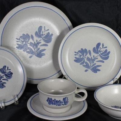 Pfaltzgraff  â€œYorktowneâ€ USA 1967:  Dinner Plates (6), Luncheon Plates (2), Dessert/Small Salad (12), Fruit/Dessert Bowls (2) and...