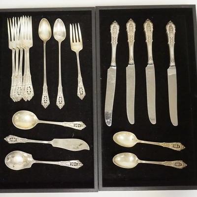 1002	17 PC WALLACE ROSE POINT STERLING SILVER FLATWARE. 17.29 TROY OZ COUNTING 1/2 OZ PER KNIFE HANDLE
