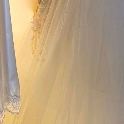 Beautiful Wedding Dress and Veil - Size 6
