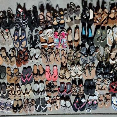 4392: 2 Totes Women's Shoes New, Size 6
Brands include but not limited to: Guess, Billabong, Capelli, Bandolini, New Balance, Lucky...