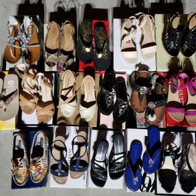 4374: 2 Totes Women's Shoes New in Box, Size 5 - 5.5
Brands include but not limited to: Nine West, Guess, Lucky Brand, Alfani, Jessica...