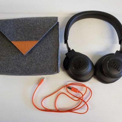 8030: JBL Duet NC Bluetooth Headphones
JBL Duet NC Bluetooth Headphones w/ plug in wire and case