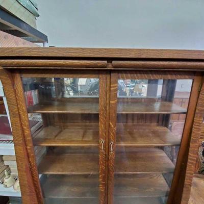 2005: Antique Tiger Oak Cabinet w/ 4 Shelves on Wheels
Cabinet measures approx. 17
