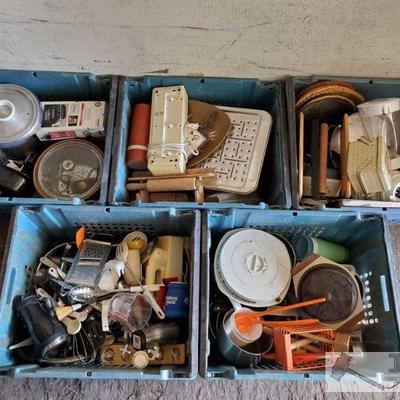 9006: Large lot of Kitchenware and Appliances
Lot includes various kitchenware items and also items such as a blender, George foreman...