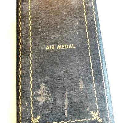 US AIR FORCE AIR MEDAL, RIBBON AND LAPEL PIN WITH