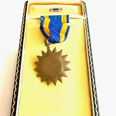 US AIR FORCE AIR MEDAL, RIBBON AND LAPEL PIN WITH