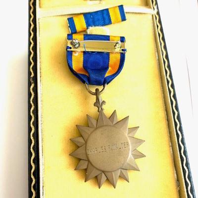 US AIR FORCE AIR MEDAL, RIBBON AND LAPEL PIN WITH