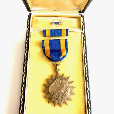 US AIR FORCE AIR MEDAL, RIBBON AND LAPEL PIN WITH