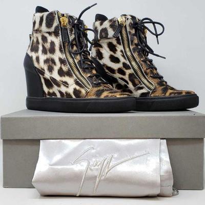 536:Authentic High Top Giuseppe Zanotti Wedge Sneakers Size 39/8
High Top Lightly Worn Giuseppe Zanotti Wedged Sneakers Size 39 Euro / 8...
