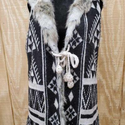 Miss Me Fur Vest
Brand New With Tags Miss Me Fur Vest Size L Retail Price $79.00