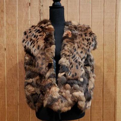 850: Womens LUH Fur Vest,36
Has brown, Auburn colors.. great for fall!! Size 36