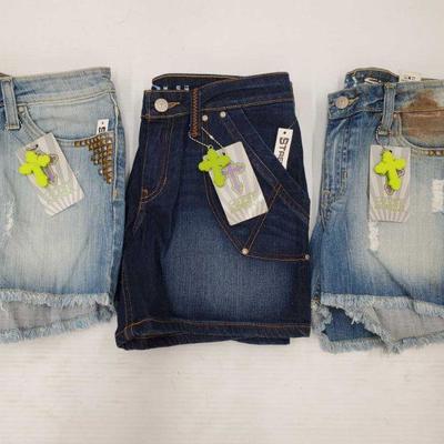 956: Brand New With Tags! 3 Pairs of Gypsy Soule Stretch Shorts
Brand New With Tags! 3 Pairs of Gypsy Soule Stretch Shorts All Sizes...