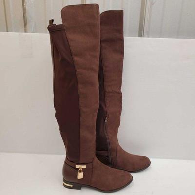 556: Pair of JustFab Shaelynne Over the Knee Boots
Size 9 US. Height of boot is 25"