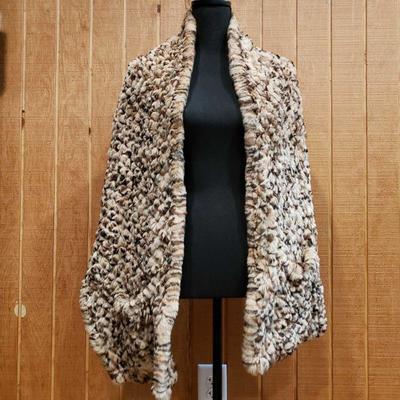 856: Cedrics Women Fur Shaw
This cedrics fur shaw is perfect for a pretty fall outfit!
