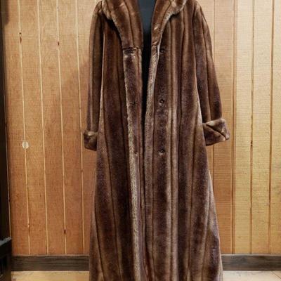 852: Pamela McCoy Womens Long Fur Coat,L
This coat is a very long Fur coat,perfect for winter!! Size L