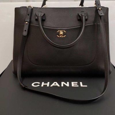 342: CHANEL Black Grained Calfskin Leather Neo Executive Shopper Bag w orginal tags and box retails 3,900
CHANEL Black Grained Calfskin...