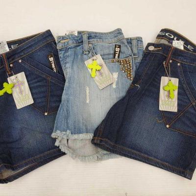 952: Brand New With Tags! 3 Pairs of Gypsy Soule Stretch Shorts
Brand New With Tags! 3 Pairs of Gypsy Soule Stretch Shorts Sizes Include...