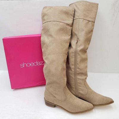 550: Shoedazzle Flat Boots
Shoedazzle Flat Boots Size 8.5, Color Taupe, Retail Price $45.00. Comes with Original Box. 