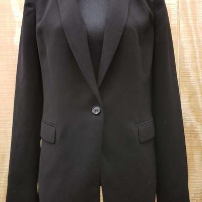 806: White|Black Blazer
White|Black Blazer Size 10, Retail Price $