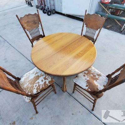 Round Wood Table Extendable and 4 Chairs
Round table 30" height, 42" or 50" length, 42" width. 4 chairs with cowhide...