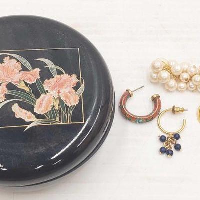 1008: Jewelry Box with Miscellaneous Earrings
Jewelry Box with Miscellaneous Earrings