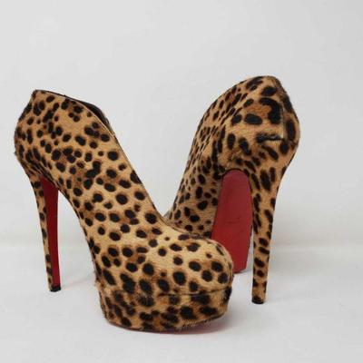 506: Christian Louboutin Brown Leopard Booties EU 39 US 8.5
These Authentic Christian Louboutin Brown Leopard Booties are a size 39 also...
