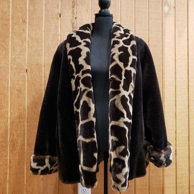 853: Le Coat by Tissavel Fur Coat, XL
Size XL. Beautiful fur coat, perfect for the fall