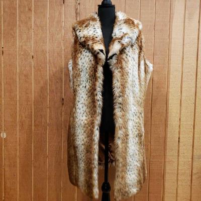 851: Curations Womens Long Fur Coat, L
This fur coat is a size large.. has Auburn, black white colors