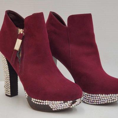 537: Pair of Aldo Bedazzled High Heels Size 9
Size 9 US. Height of heel is 5"