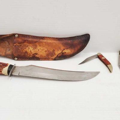 4405: Vintage Stag Horn Handle Hunting Knife with Leather Sheath and 3 Pocket Knives
Blades Measures approx 3"to 8". Includes a...