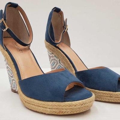 538: Never Worn Charles By Charles David Wedges
Charles By Charles David Wedges Size 9