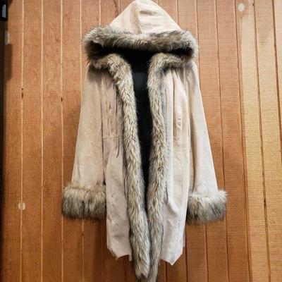 855: Womens Pamela McCoy Fur Coat with Hood, 1X
This Womens Pamela McCoy Fur Coat with Hood is a 1X and is perfect for the fall!!
 