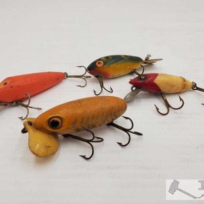 4404: 4 Vintage Fishing Lures
Including Jitterbug by Fred Arbogast, Fish-Obite, Swamp-Fox by Atlantic Lures and more!