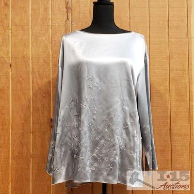 Rickie Freeman Neiman Marcus Exclusive Silk Shirt, M
This Rickie Freeman Neiman Marcus Exclusive Silk Shirt is a size Medium