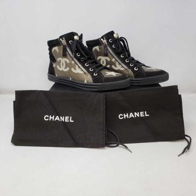 530: Authentic High Top Chanel Sneakers Size 39.5/8.5
High Top Worn Chanel Sneakers Size 39.5 Euro / 8.5 US Dark gold and black in color...