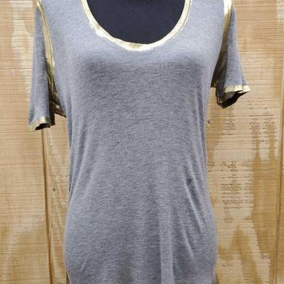 820: Zadig & Voltaire Grey T-shirt
Zadig & Voltaire Gray T-shirt with Golden Outline made in Peru