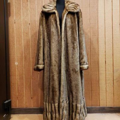 854: Womens Pamela McCoy Fur Coat, 2XL
This Womens Pamela McCoy Fur Coat, 2XL is perfect for winter!
 