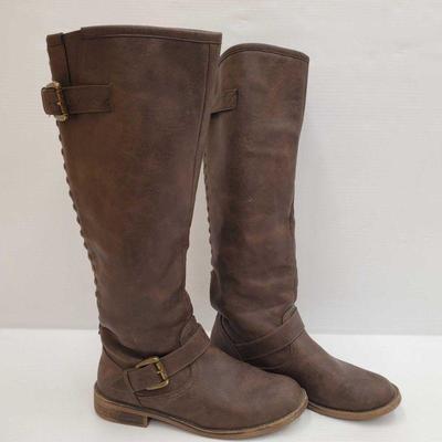 555: Pair of JustFab Zip Up Flat Boots
Size 8.5 US. Boot length measures upto 18"
