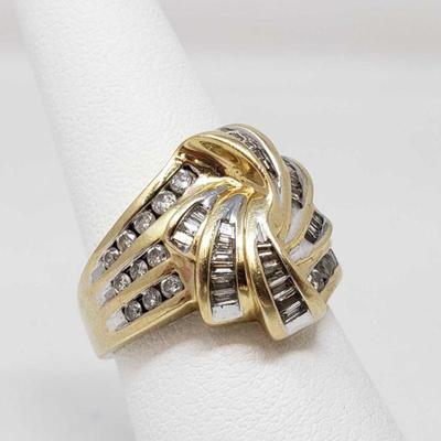 900: 14k Gold Diamond Ring, 8.4g
Weighs aprox 8.4g. Aprox size 7