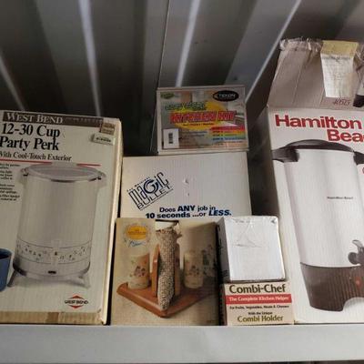 Kitchen Appliances, New Out of Box
Hamilton Beach coffee urn, West Bend party perk, napkin holder. Unopened